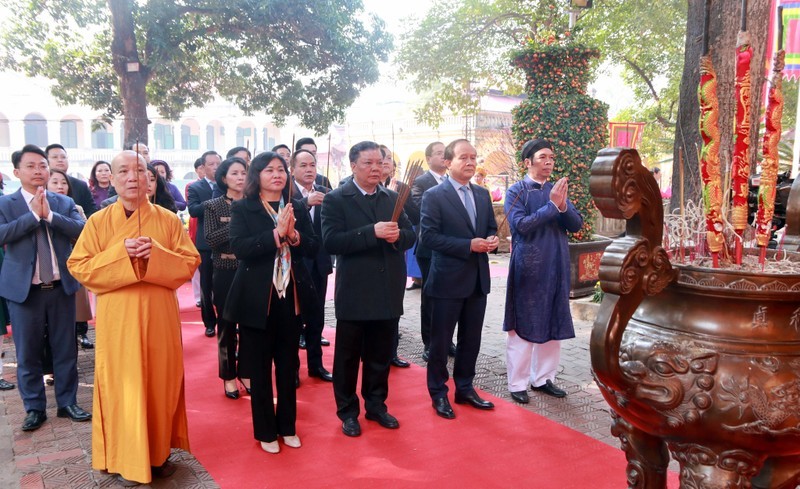Руководители города Ханоя воскуряют благовония в память о предшественниках в императорской цитадели Тханглонг.