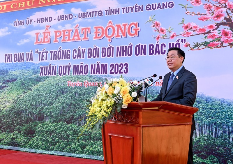 Председатель НС выступает с речью на церемонии. Фото: Зюи Линь 