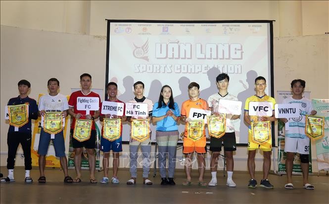 Представители команд, соревнующихся в футбольном турнире Hung Vuong Petrolimex. Фото: ВИА