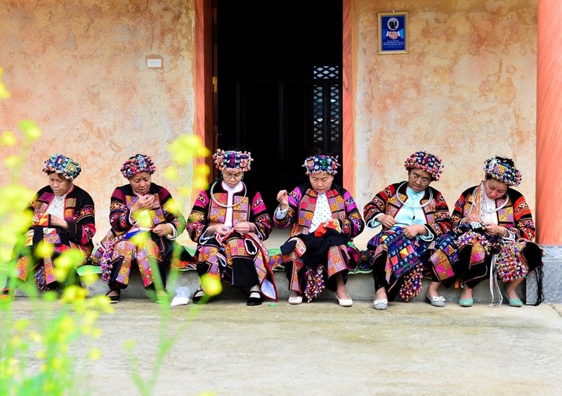 Парчовая вышивка – традиционное ремесло представителей народности Лоло в Хажанге.
