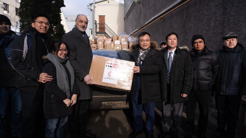 Представители сообщество вьетнамцев в России передают гуманитарную помощь сирийской стороне. Фото: Тхань Тхэ
