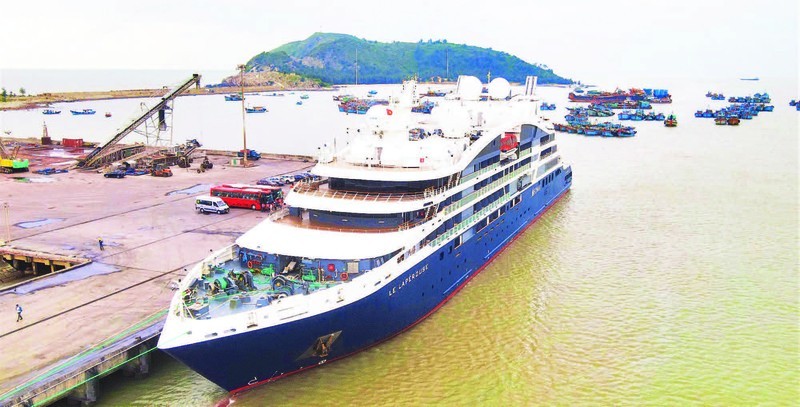 Круизный лайнер в порту Хонла (провинция Куангбинь)