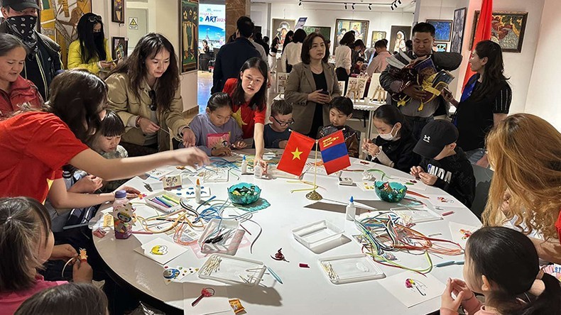 Зал вьетнамского искусства и культуры привлек внимание гостей на выставке.