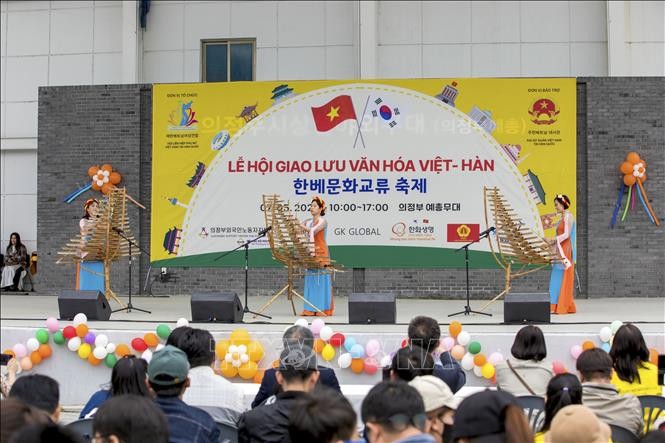 Выступления на вьетнамских народных музыкальных инструментах привлекли внимание гостей на фестивале. Фото: ВИА