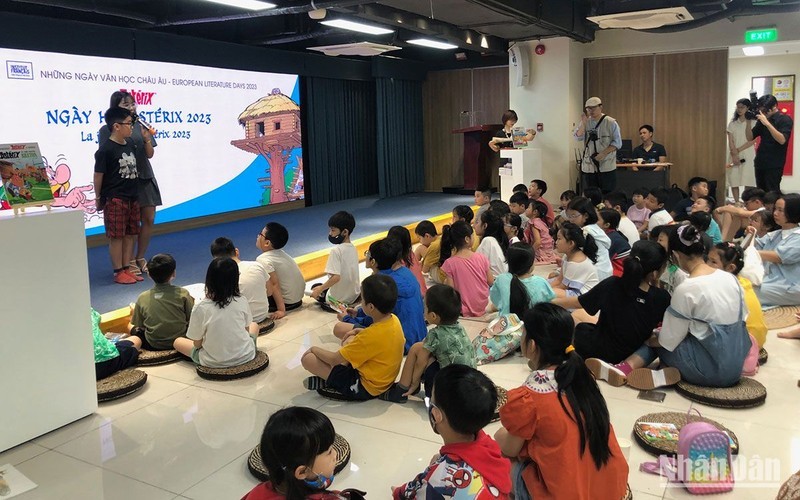 Дети участвуют в одном мероприятии в рамках Дней европейской литературы во Вьетнаме, организованном издательством «Кимдонг».