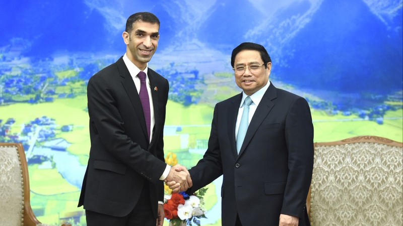 Премьер-министр Фам Минь Тьинь (справа) и Государственный министр внешней торговли ОАЭ Тани бин Ахмед Аль Зейуди. Фото: Чан Хай
