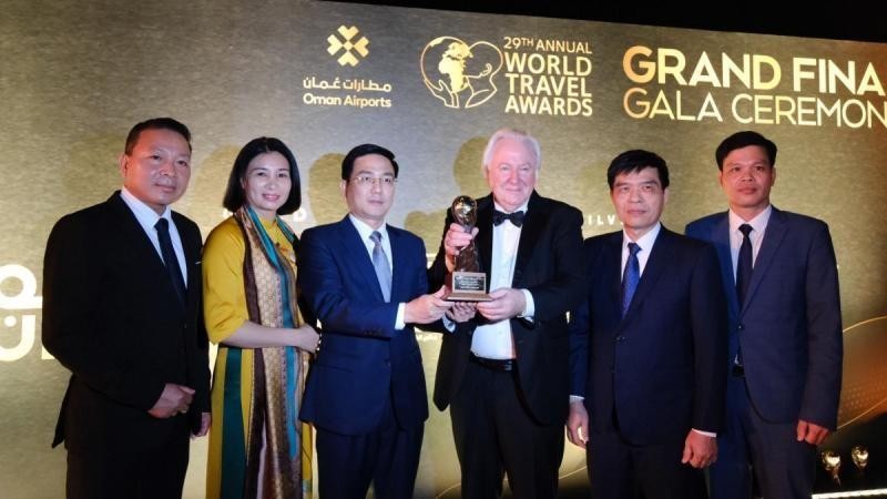Представитель провинции Виньфук получает награду World Travel Awards. Фото: baovinhphuc.vn