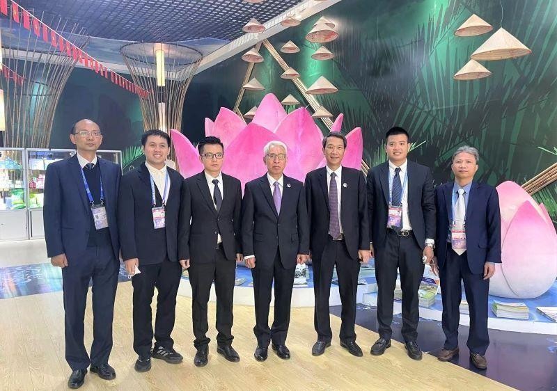 Посол Фам Шао Май (в центре) посещает постоянную выставочную зону товаров Вьетнама в Выставочно-ярмарочном центре Дяньчи.