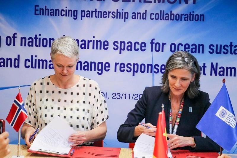 Представители ПРООН и Посольства Норвегии во Вьетнаме подписывают соглашение о сотрудничестве. Фото: ПРООН
