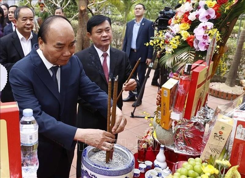Президент Нгуен Суан Фук воскуряет благовония в память о предшественниках. Фото: ВИА