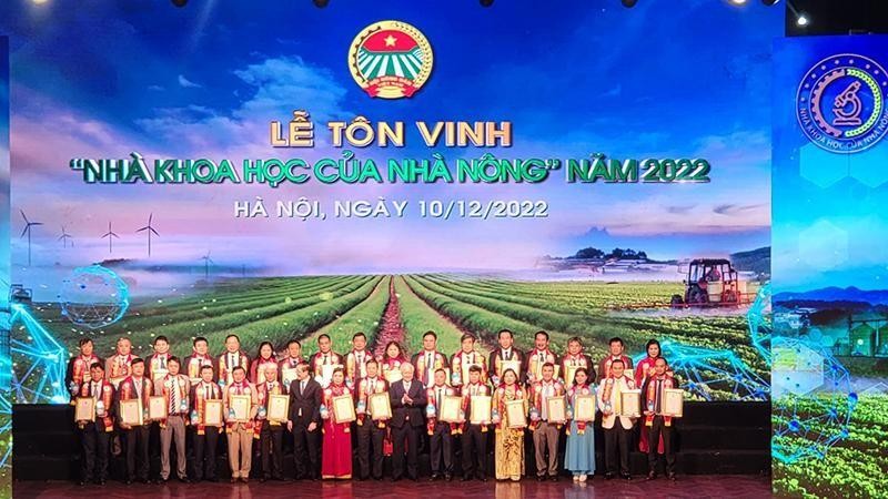 Председатель ЦК ОФВ До Ван Тьиен и представители министерств, ведомств, отраслей и массовых организаций вручили звание «Ученые в области сельского хозяйства» 2022 года выдающимся отдельным лицам.