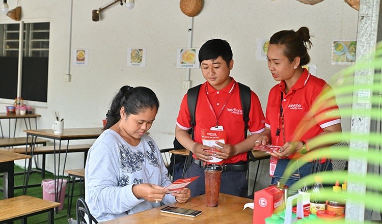 Работники компании «Metfone» консультируют клиента. Фото: Khmer Times