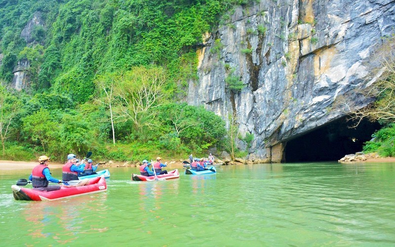 Туристы на каяках открывают для себя пещеру Фонгня. 