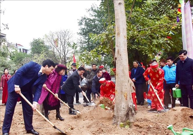 Секретарь Парткома Ханоя Динь Тиен Зунг и делегаты принимают участие в посадке деревьев в квартале Диньконг. Фото: ВИА