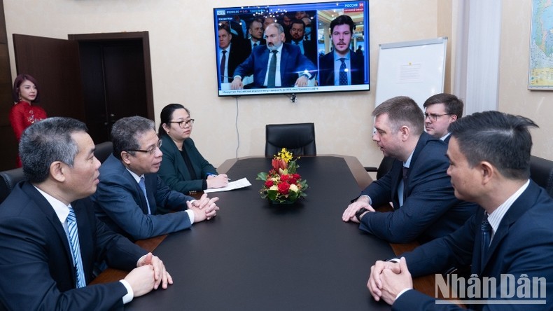Посол Данг Минь Кхой работает с генеральным директором Русвьетпетро Алексеем Кулаковым. Фото: Тхань Тхэ