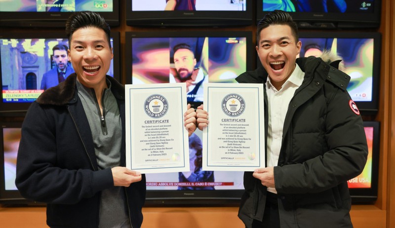 Куок Нгиеп (слева) и Куок Ко получают сертификат об установлении рекорда Гиннесса. Фото: Хай Ан