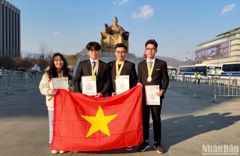 4 школьника спешколы им. Ле Хонг Фонга получили золотые медали на WICO.