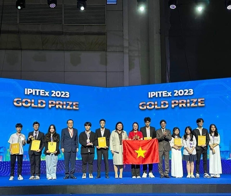 Представители вьетнамской группы получают золотые медали конкурса. 