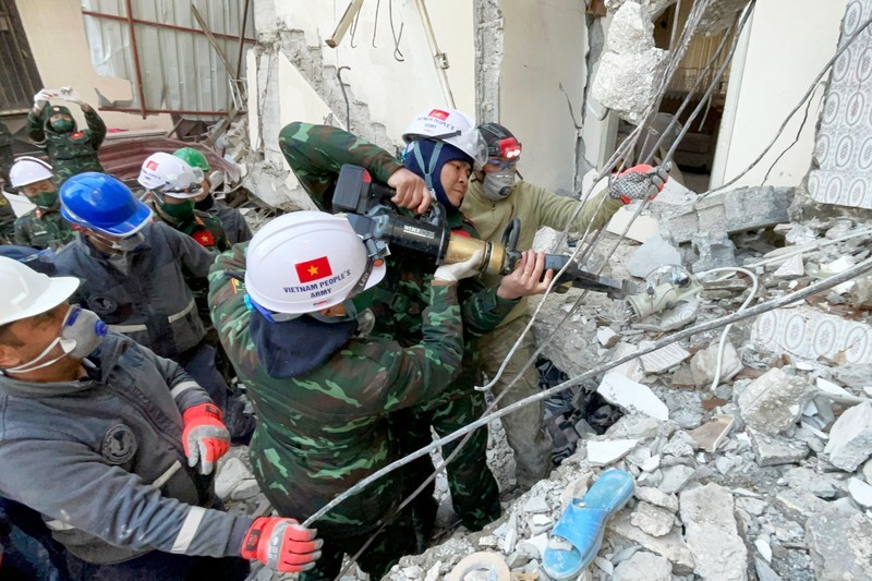 Инженерно-спасательный отряд ВНА определяет местонахождение 2 пострадавших. Фото: ВНА