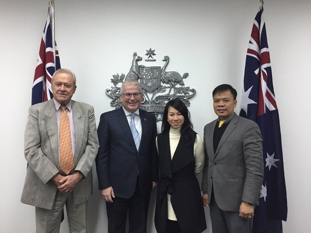 Бывший Посол Австралии во Вьетнаме Грэм Аллибанд (крайний слева) на мероприятии, организованном Посольством Австралии во Вьетнаме. Фото: Посольство Австралии во Вьетнаме