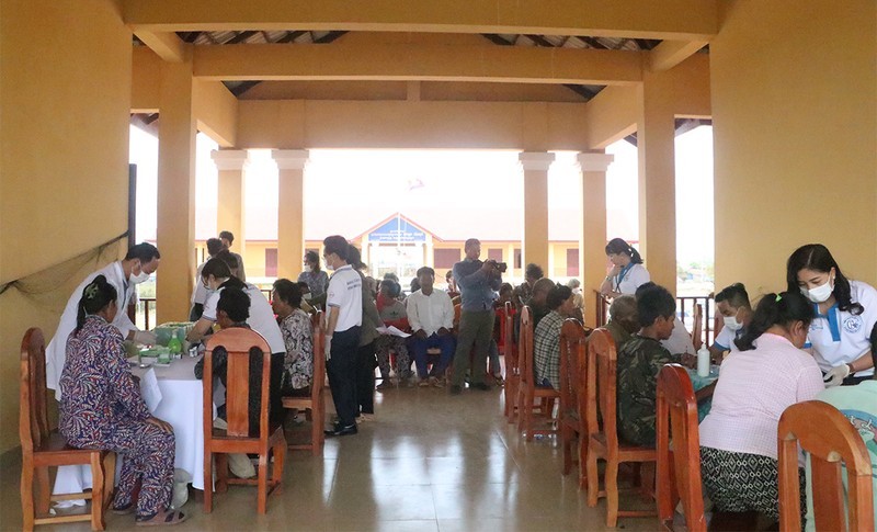 Медосмотр, выдача лекарств и вручение подарков в уезде Борибор проводятся в то время, когда камбоджийцы готовятся встретить новогодний праздник «Чаул Чам Тхмей».