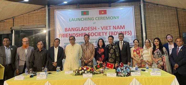 Делегаты фотографируются на память на церемонии создания Общества. Фото: Посольство Вьетнама в Бангладеш