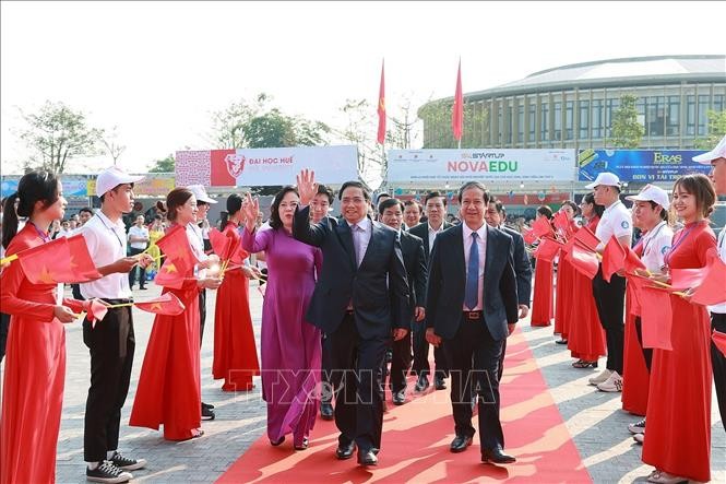 Премьер-министр Фам Минь Тьинь принимает участие в церемонии открытия 5-го национального фестиваля стартапов для учеников и студентов 2023 года. Фото: ВИА