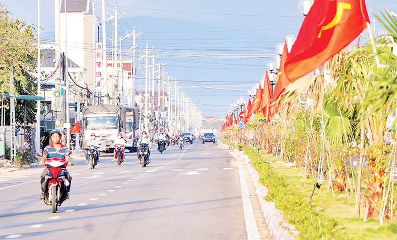 Двухполосная дорога, ведущая в город Фанранг-Тхаптям (южная часть), имеет общий объем инвестиций более 503 млрд донгов. Фото: Конг Тхы