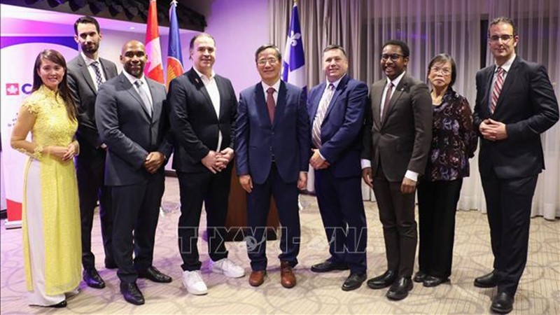Посол Фам Винь Куанг (в центре) фотографируется с представителями властей Квебека, города Монреаль и CABC. Фото: ВИА