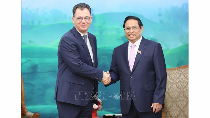 Премьер-министр Фам Минь Тьинь (справа) и министр экономики, предпринимательства и туризма Румынии. Фото: ВИА