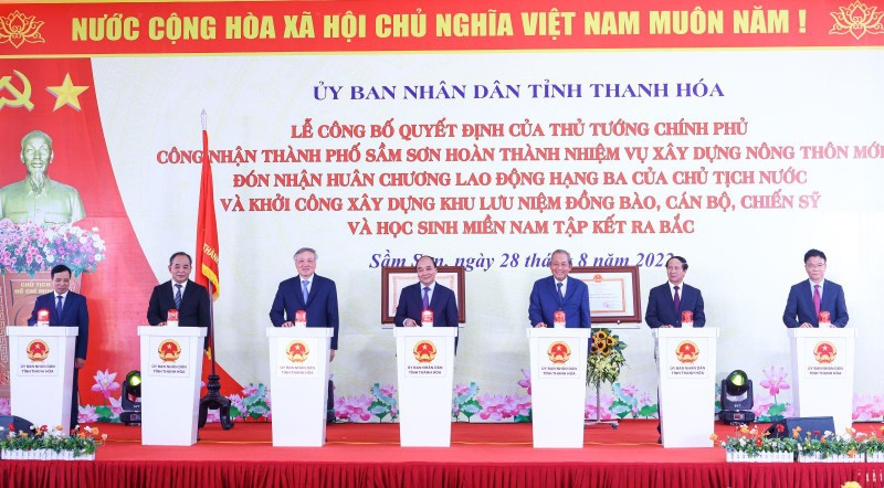 Президент Нгуен Суан Фук и руководители Партии, Государства и провинции Тханьхоа на церемонии закладки фундамента мемориального комплекса. Фото: vpctn.gov.vn
