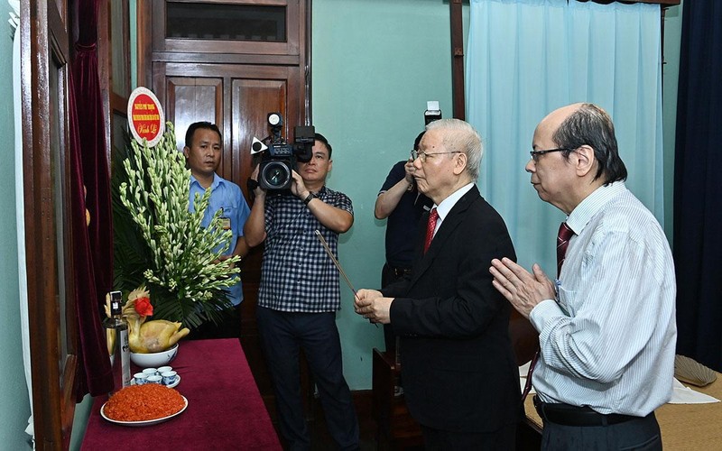 Генеральный секретарь ЦК КПВ Нгуен Фу Чонг воскуряет благовония в память о Дяде Хо.