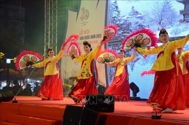 Исполнение южнокорейского традиционного танца на фестивале. Фото: VNA