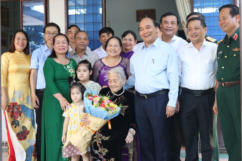 Президент Нгуен Суан Фук и семья льготной категории в уезде Дайлок. Фото: baoquangnam.vn