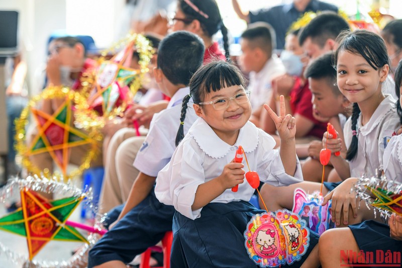 Президент Нгуен Суан Фук хотел бы, чтобы дети встречали праздник в теплой атмосфере.
