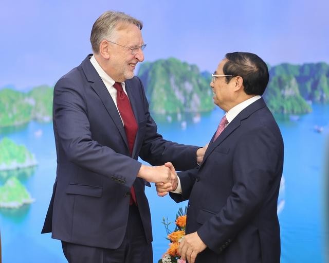Премьер-министр Фам Минь Тьинь и Председатель Комитета ЕП по международной торговле Бернд Ланге. Фото: VGP