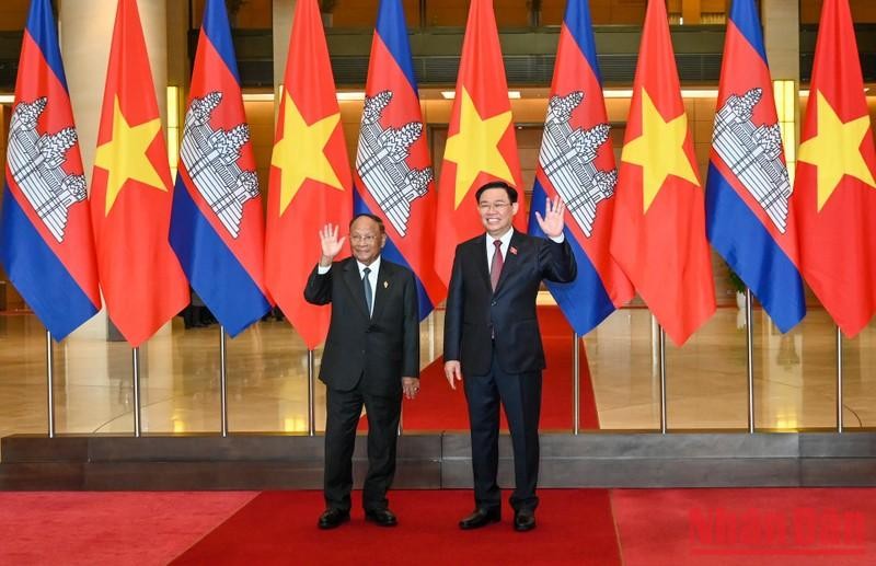 Председатель НС Вьетнама Выонг Динь Хюэ и Председатель НА Камбоджи Хенг Самрин. Фото: Зюи Линь