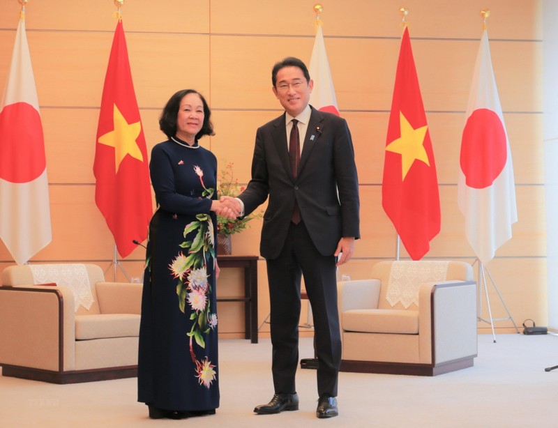 Товарищ Чыонг Тхи Май и Председатель ЛДП, Премьер-министр Японии Кисида Фумио. Фото: VNA