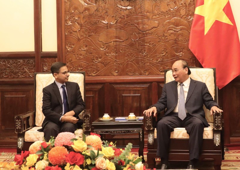 Президент Нгуен Суан Фук и Посол Индии Пранай Верма. Фото: vpctn.gov.vn
