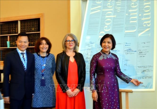 Посол Ле Тхи Тует Май подписала плакат, на котором представлен Устав ООН. Фото: VNA