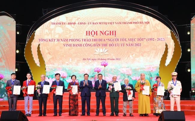 Руководители Ханоя и 10 выдающихся жителей столицы 2022 года. Фото: VNA