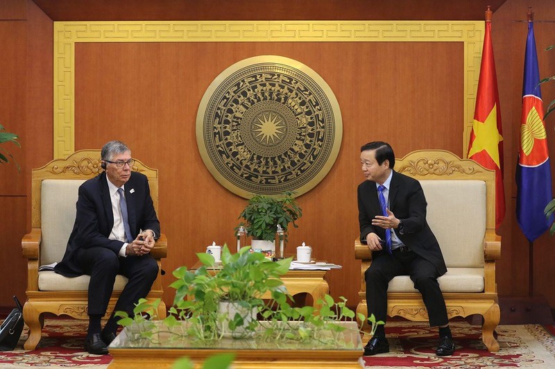 Министр природных ресурсов и окружающей среды Чан Хонг Ха и Председатель EuroCham Ален Кани. Фото: baotainguyenmoitruong.vn