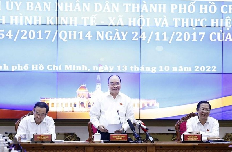 Президент Нгуен Суан Фук выступает на рабочей встрече. Фото: VNA