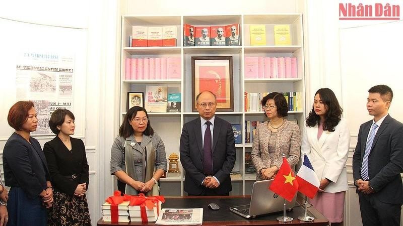Посол Вьетнама во Франции Динь Тоан Тханг (в центре) выступает на церемонии.