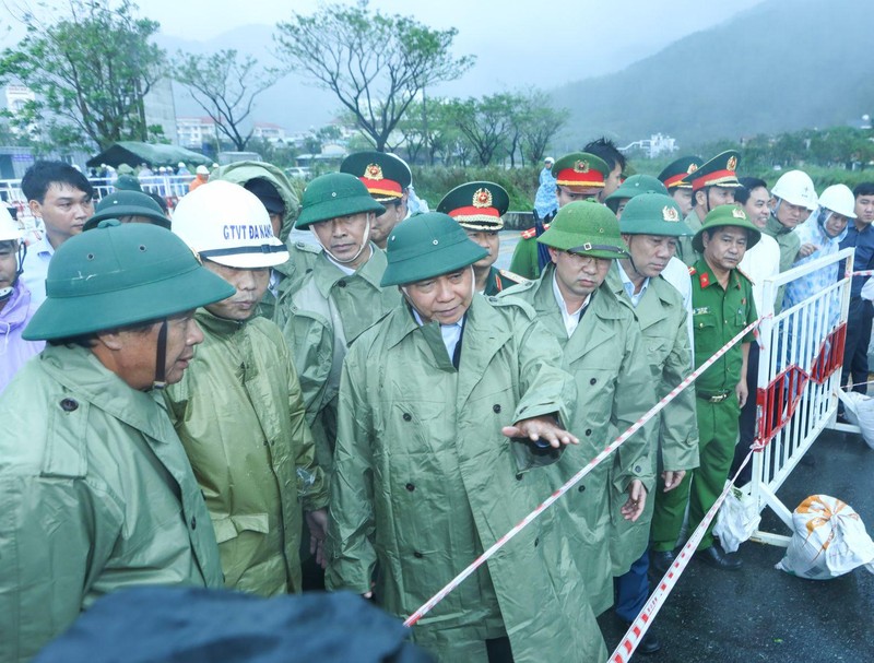 Президент Нгуен Суан Фук проверяет ход работы по преодолению последствий тайфуна в квартале Тхокуанг района Шонча. Фото: vpctn.gov.vn
