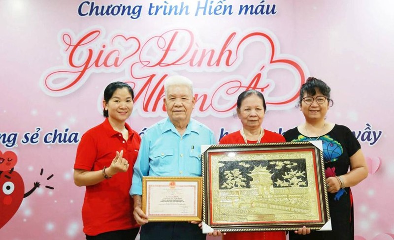Ле Динь Зуат и его семья. Фото: hanoimoi.com.vn