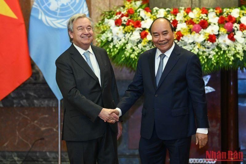 Президент Нгуен Суан Фук и Генеральный секретарь ООН Антониу Гутерриш. Фото: Зюи Линь