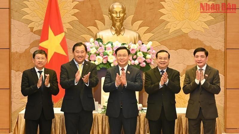 Председатель НС Выонг Динь Хюэ и Председатели Комитетов по внешним связям Парламентов Вьетнама, Лаоса и Камбоджи. Фото: Зюи Линь