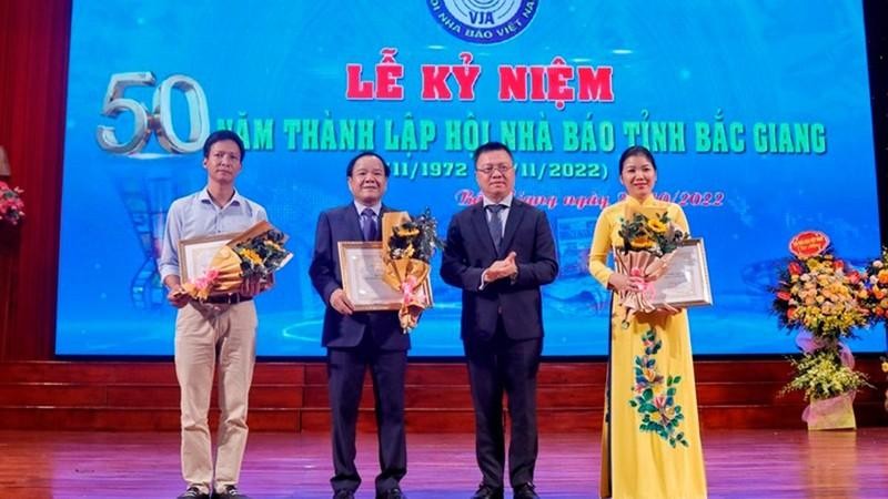 Товарищ Ле Куок Минь вручает похвальные грамоты представителям коллективов Ассоциации журналистов провинции Бакжанг.