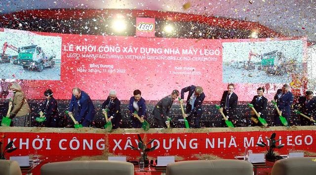 Церемония закладки фундамента фабрики корпорации LEGO в провинции Биньзыонг. Фото: VGP
